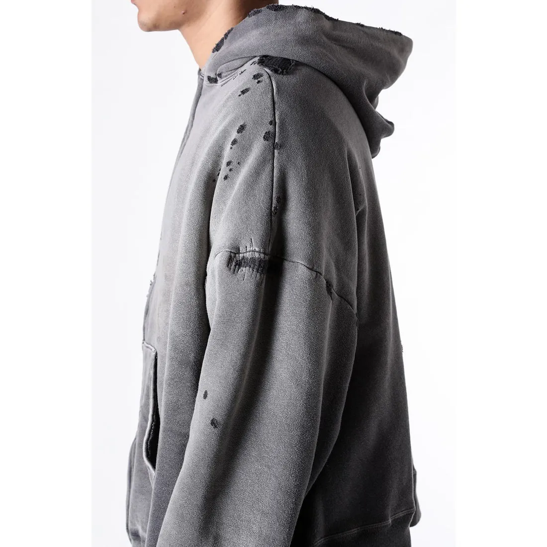 SAINT Mxxxxxx DBL FACE ZIP UP HOODIE/CHARCOAL Double-layer destroyed waffle zipper jacket, washed black S-XL, a style that has been used in the summer. After continuous fine polishing, it has finally been shipped. The finished product is simply a work of art. Super heavy washing to make the weather look old. Multiple water fades. Excessive manual wormhole damage processing. Deconstruction and reorganization embroidery technology. Custom-made zipper with LOGO. The color details of the zipper webbing are also correct. Original grade fruit main label and wash water label. Top purchasing grade. A layer of waffle fabric is added to the inner lining to make the overall texture stronger and increase the comfort and warmth of the wearer.